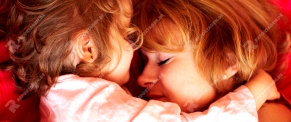 Mutter schläft mit ihrer jungen Tochter gemeinsam ein